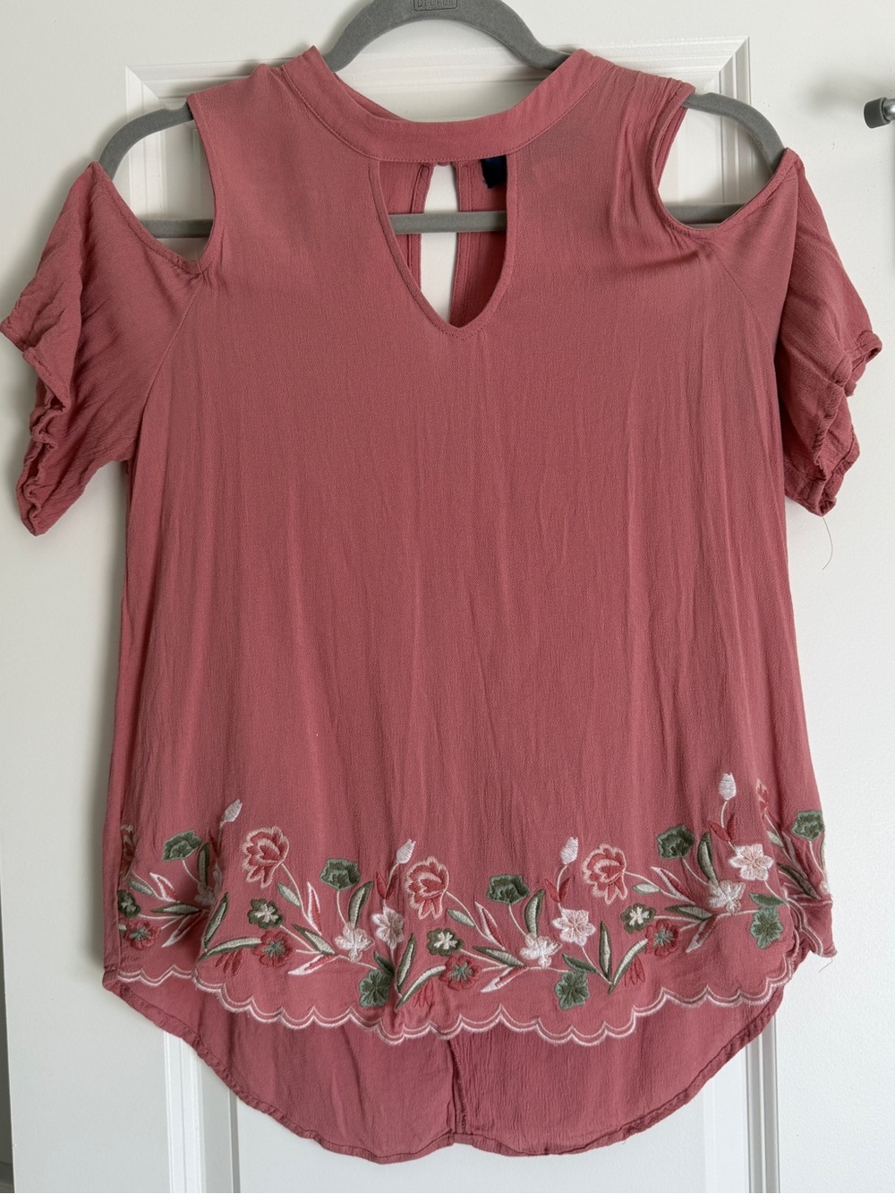 🌸 Francesca's "Blue Rain" Cold Shoulder Embroidered Top — Dusty Rose | Size M